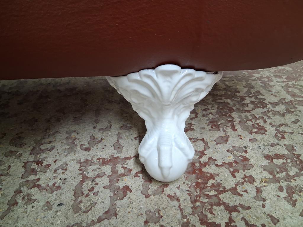 <p>Original Cast iron Roll top Bath.</p><p>Bath has been fully re-enamelled.</p><p>Enamelled claw and ball feet.</p><p><br></p>